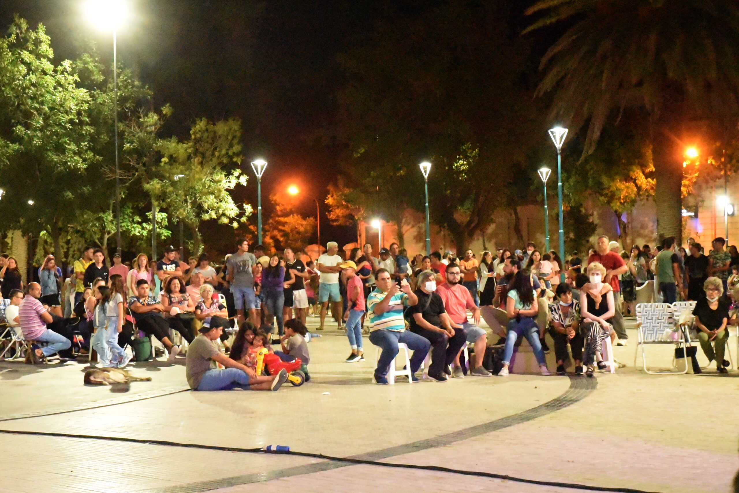 Primera noche del ciclo música en la plaza