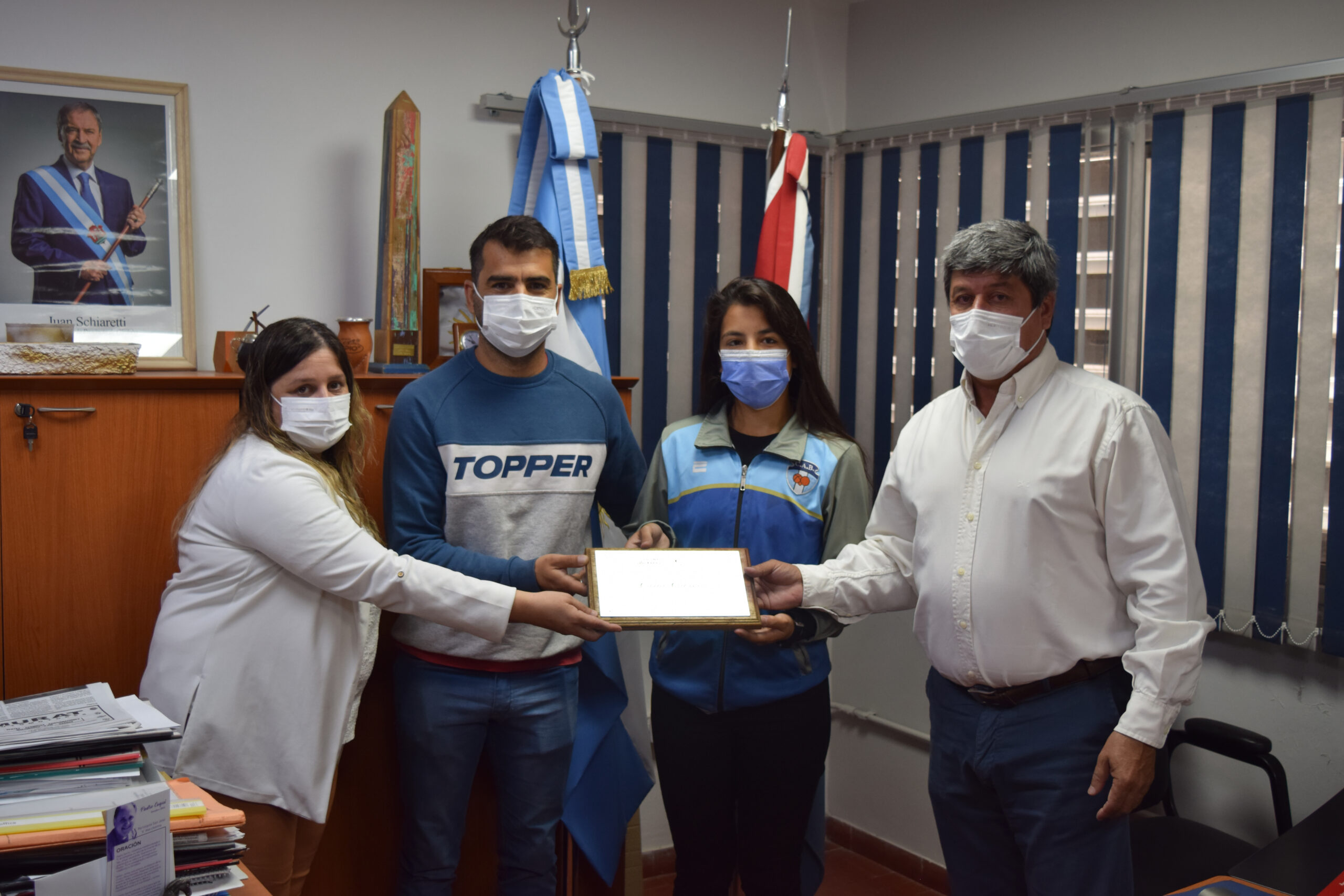 Entrega de reconocimiento a Carla Cabrera