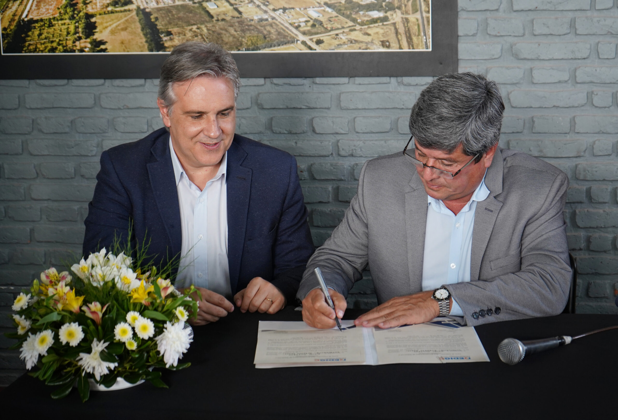 Visita de Llaryora y firma de convenio