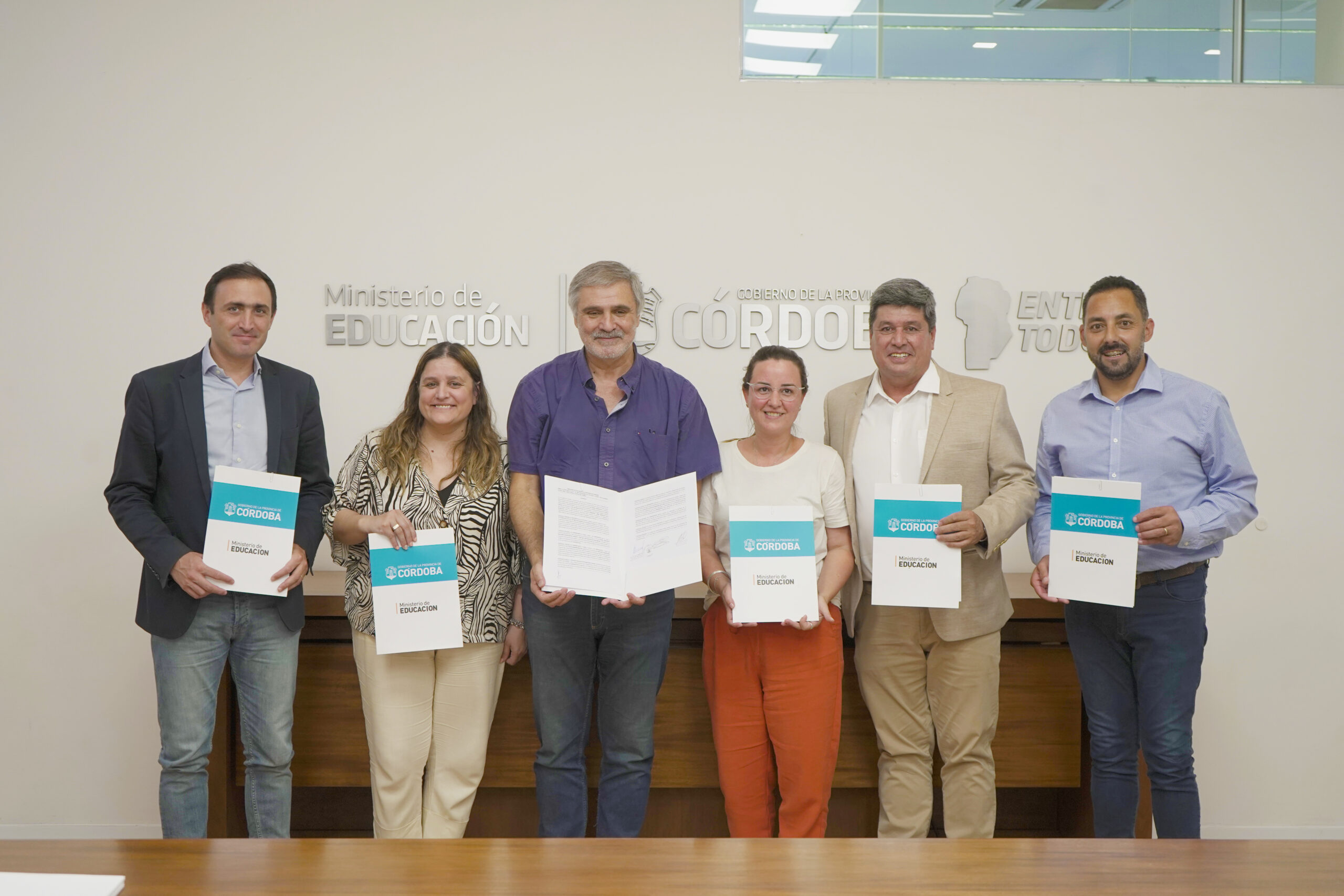 Firma de convenios: Nuevo edificio para escuela y ampliación